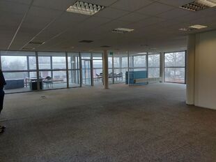 Het betreft de verhuur van een representatief bedrijfsgebouw aan de Industrieweg 11 te Aartselaar. Dit gebouw geniet een uitstekende ligging nabij de A12, dewelke zorgt voor een vlotte verbinding tussen Antwerpen en Brussel.

Het gebouw heeft een oppervla