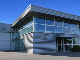 Het betreft de verhuur van een representatief bedrijfsgebouw aan de Industrieweg 11 te Aartselaar. Dit gebouw geniet een uitstekende ligging nabij de A12, dewelke zorgt voor een vlotte verbinding tussen Antwerpen en Brussel.

Het gebouw heeft een oppervla