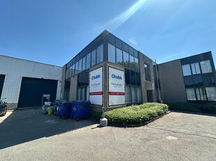 Het betreft de verhuur van een representatieve bedrijfsunit op een zeer centrale locatie te Aartselaar, met een vlotte verbinding naar de A12. 

Het geheel omvat ca. 720 m&sup2;, bestaande uit 430 m&sup2; opslagruimte met mezzanine en 290 m&sup2; kantoorruimte. De un