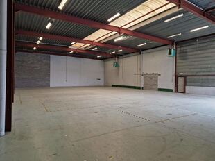 Het betreft de verhuur van een representatieve bedrijfsunit op een zeer centrale locatie te Aartselaar, met een vlotte verbinding naar de A12. 

Het geheel omvat ca. 720 m&sup2;, bestaande uit 430 m&sup2; opslagruimte met mezzanine en 290 m&sup2; kantoorruimte. De un