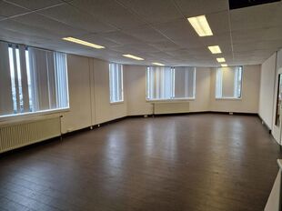 Het betreft de verhuur van een representatieve bedrijfsunit op een zeer centrale locatie te Aartselaar, met een vlotte verbinding naar de A12. 

Het geheel omvat ca. 720 m&sup2;, bestaande uit 430 m&sup2; opslagruimte met mezzanine en 290 m&sup2; kantoorruimte. De un