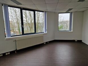 Het betreft de verhuur van een representatieve bedrijfsunit op een zeer centrale locatie te Aartselaar, met een vlotte verbinding naar de A12. 

Het geheel omvat ca. 720 m&sup2;, bestaande uit 430 m&sup2; opslagruimte met mezzanine en 290 m&sup2; kantoorruimte. De un