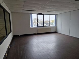 Het betreft de verhuur van een representatieve bedrijfsunit op een zeer centrale locatie te Aartselaar, met een vlotte verbinding naar de A12. 

Het geheel omvat ca. 720 m&sup2;, bestaande uit 430 m&sup2; opslagruimte met mezzanine en 290 m&sup2; kantoorruimte. De un
