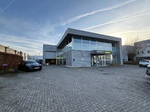 Het betreft de verhuur van een representatief bedrijfsgebouw aan de Industrieweg 11 te Aartselaar. Dit gebouw geniet een uitstekende ligging nabij de A12, dewelke zorgt voor een vlotte verbinding tussen Antwerpen en Brussel.

Het gebouw heeft een oppervla