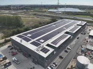 Binnen dit nieuwbouwproject bieden wij een kantoorruimte van ca. 585 m&sup2; aan, optioneel met een bijhorende magazijnruimte van ca. 1.680 m&sup2;. De kantoorruimte is opsplitsbaar en is gelegen boven het magazijn.

De kantoorruimte is energiezuinig ontworpen en