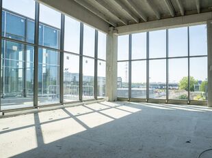 Binnen dit nieuwbouwproject bieden wij een kantoorruimte van ca. 585 m&sup2; aan, optioneel met een bijhorende magazijnruimte van ca. 1.680 m&sup2;. De kantoorruimte is opsplitsbaar en is gelegen boven het magazijn.

De kantoorruimte is energiezuinig ontworpen en