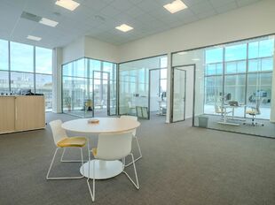 Binnen dit nieuwbouwproject bieden wij een kantoorruimte van ca. 585 m&sup2; aan, optioneel met een bijhorende magazijnruimte van ca. 1.680 m&sup2;. De kantoorruimte is opsplitsbaar en is gelegen boven het magazijn.

De kantoorruimte is energiezuinig ontworpen en