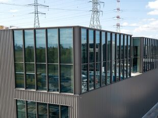 Binnen dit nieuwbouwproject bieden wij een kantoorruimte van ca. 585 m&sup2; aan, optioneel met een bijhorende magazijnruimte van ca. 1.680 m&sup2;. De kantoorruimte is opsplitsbaar en is gelegen boven het magazijn.

De kantoorruimte is energiezuinig ontworpen en