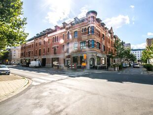 Deze showroom-/kantoorruimte bevindt zich op het gelijkvloers van het karaktervolle project Valkeniers Natie, een voormalig gebouw van de Katoen Natie dat volledig werd gerenoveerd met behoud van zijn authentieke en industri&euml;le uitstraling.

De unit heef