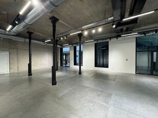 Deze showroom-/kantoorruimte bevindt zich op het gelijkvloers van het karaktervolle project Valkeniers Natie, een voormalig gebouw van de Katoen Natie dat volledig werd gerenoveerd met behoud van zijn authentieke en industri&euml;le uitstraling.

De unit heef