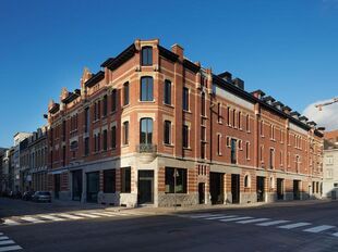 Deze showroom-/kantoorruimte bevindt zich op het gelijkvloers van het karaktervolle project Valkeniers Natie, een voormalig gebouw van de Katoen Natie dat volledig werd gerenoveerd met behoud van zijn authentieke en industri&euml;le uitstraling.

De unit heef