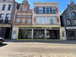 Deze casco handels- of kantoorruimte van ca. 320 m&sup2; is gelegen in de Berlarij, aan het nieuwe woonproject Hof Berlamuze. 

De ruimte geniet van een goede commerci&euml;le ligging dicht bij de stadskern van Lier, in een levendige omgeving met winkels, horeca,