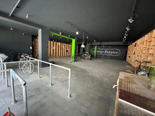 Deze casco handels- of kantoorruimte van ca. 320 m&sup2; is gelegen in de Berlarij, aan het nieuwe woonproject Hof Berlamuze. 

De ruimte geniet van een goede commerci&euml;le ligging dicht bij de stadskern van Lier, in een levendige omgeving met winkels, horeca,