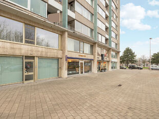 Op een gunstige en vlot bereikbare locatie op Linkeroever bieden wij dit gelijkvloerse handelspand van ca. 40 m² te koop aan, gelegen aan de Beatrijslaan 40.
Het pand is geschikt voor diverse handels- of dienstverlenende activiteiten (kantoor, praktijk