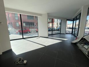 Op de gelijkvloerse verdieping van Leopoldstraat 74 te Mechelen bevindt zich deze commerci&euml;le ruimte met een totale oppervlakte van ca. 103 m&sup2;. Dankzij de ligging op de hoek van het pand geniet deze ruimte van een uitstekende zichtbaarheid, wat het bijz