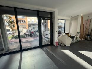 Op de gelijkvloerse verdieping van Leopoldstraat 74 te Mechelen bevindt zich deze commerci&euml;le ruimte met een totale oppervlakte van ca. 103 m&sup2;. Dankzij de ligging op de hoek van het pand geniet deze ruimte van een uitstekende zichtbaarheid, wat het bijz