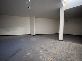 Op de gelijkvloerse verdieping van Leopoldstraat 74 te Mechelen bevindt zich deze commerci&euml;le ruimte met een totale oppervlakte van ca. 103 m&sup2;. Dankzij de ligging op de hoek van het pand geniet deze ruimte van een uitstekende zichtbaarheid, wat het bijz