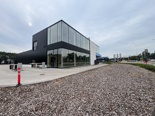 Het betreft een commerci&euml;le ruimte op een uitstekende zichtlocatie in Herentals, met een totale oppervlakte van ca. 851 m&sup2;, verdeeld over ca. 693 m&sup2; op het gelijkvloers en ca. 158 m&sup2; op de eerste verdieping.

Het gelijkvloers leent zich uitstekend voo