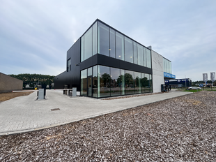 Het betreft een commerci&euml;le ruimte op een uitstekende zichtlocatie in Herentals, met een totale oppervlakte van ca. 851 m&sup2;, verdeeld over ca. 693 m&sup2; op het gelijkvloers en ca. 158 m&sup2; op de eerste verdieping.

Het gelijkvloers leent zich uitstekend voo