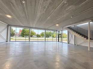 Het betreft een commerci&euml;le ruimte op een uitstekende zichtlocatie in Herentals, met een totale oppervlakte van ca. 851 m&sup2;, verdeeld over ca. 693 m&sup2; op het gelijkvloers en ca. 158 m&sup2; op de eerste verdieping.

Het gelijkvloers leent zich uitstekend voo