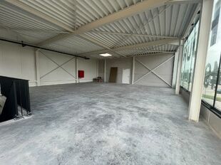 Het betreft een commerci&euml;le ruimte op een uitstekende zichtlocatie in Herentals, met een totale oppervlakte van ca. 851 m&sup2;, verdeeld over ca. 693 m&sup2; op het gelijkvloers en ca. 158 m&sup2; op de eerste verdieping.

Het gelijkvloers leent zich uitstekend voo