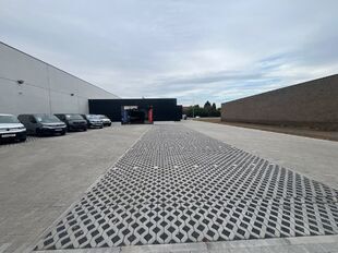 Het betreft een commerci&euml;le ruimte op een uitstekende zichtlocatie in Herentals, met een totale oppervlakte van ca. 851 m&sup2;, verdeeld over ca. 693 m&sup2; op het gelijkvloers en ca. 158 m&sup2; op de eerste verdieping.

Het gelijkvloers leent zich uitstekend voo