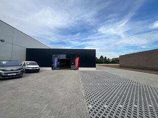 Het betreft een commerci&euml;le ruimte op een uitstekende zichtlocatie in Herentals, met een totale oppervlakte van ca. 851 m&sup2;, verdeeld over ca. 693 m&sup2; op het gelijkvloers en ca. 158 m&sup2; op de eerste verdieping.

Het gelijkvloers leent zich uitstekend voo