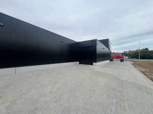 Het betreft een commerci&euml;le ruimte op een uitstekende zichtlocatie in Herentals, met een totale oppervlakte van ca. 851 m&sup2;, verdeeld over ca. 693 m&sup2; op het gelijkvloers en ca. 158 m&sup2; op de eerste verdieping.

Het gelijkvloers leent zich uitstekend voo