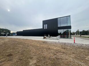 Het betreft een commerci&euml;le ruimte op een uitstekende zichtlocatie in Herentals, met een totale oppervlakte van ca. 851 m&sup2;, verdeeld over ca. 693 m&sup2; op het gelijkvloers en ca. 158 m&sup2; op de eerste verdieping.

Het gelijkvloers leent zich uitstekend voo