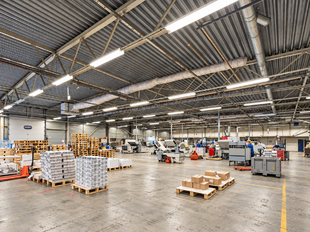 Op een uitstekende zichtlocatie langs de Ring van Lier, aan de Industriestraat 5A, bevindt zich deze multifunctionele bedrijfsunit met een totale oppervlakte van circa 1.600 m², bestaande uit 900 m² magazijnruimte en 700 m² kantoor- en showroomruimte.