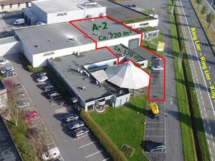 Op een uitstekende zichtlocatie langs de Ring van Lier, aan de Industriestraat 5A, bevindt zich deze multifunctionele bedrijfsunit met een totale oppervlakte van circa 1.600 m², bestaande uit 900 m² magazijnruimte en 700 m² kantoor- en showroomruimte.