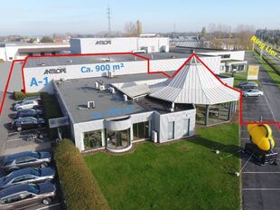Op een uitstekende zichtlocatie langs de Ring van Lier, aan de Industriestraat 5A, bevindt zich deze multifunctionele bedrijfsunit met een totale oppervlakte van circa 1.600 m², bestaande uit 900 m² magazijnruimte en 700 m² kantoor- en showroomruimte.