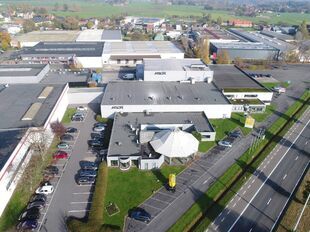 Op een uitstekende zichtlocatie langs de Ring van Lier, aan de Industriestraat 5, bevindt zich deze multifunctionele bedrijfsunit met een totale oppervlakte van circa 890 m&sup2;, bestaande uit 720 m&sup2; magazijnruimte en 170 m&sup2; kantoorruimte.

De magazijnruim