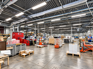Op een uitstekende zichtlocatie langs de Ring van Lier, aan de Industriestraat 5, bevindt zich deze multifunctionele bedrijfsunit met een totale oppervlakte van circa 890 m&sup2;, bestaande uit 720 m&sup2; magazijnruimte en 170 m&sup2; kantoorruimte.

De magazijnruim