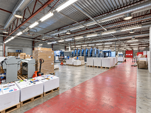Op een uitstekende zichtlocatie langs de Ring van Lier, aan de Industriestraat 5, bevindt zich deze multifunctionele bedrijfsunit met een totale oppervlakte van circa 890 m&sup2;, bestaande uit 720 m&sup2; magazijnruimte en 170 m&sup2; kantoorruimte.

De magazijnruim