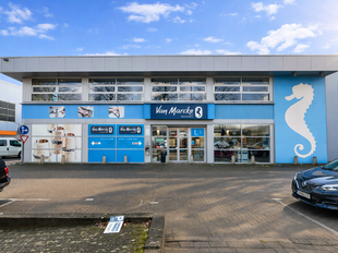 Deze kwaliteitsvolle en instapklare showroom met bijhorend magazijn en kantoorruimte is centraal gelegen in de commerciële hotspot van Wijnegem Trade Towers II.
Opdeling van de commerciële site:
- Showroom: ca. 500 m²
- Magazijn/opslagruimte: ca. 475