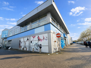 Deze kwaliteitsvolle en instapklare showroom met bijhorend magazijn en kantoorruimte is centraal gelegen in de commerciële hotspot van Wijnegem Trade Towers II.
Opdeling van de commerciële site:
- Showroom: ca. 500 m²
- Magazijn/opslagruimte: ca. 475