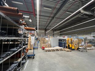 Deze kwaliteitsvolle en instapklare showroom met bijhorend magazijn en kantoorruimte is centraal gelegen in de commerciële hotspot van Wijnegem Trade Towers II.
Opdeling van de commerciële site:
- Showroom: ca. 500 m²
- Magazijn/opslagruimte: ca. 475