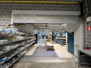 Deze kwaliteitsvolle en instapklare showroom met bijhorend magazijn en kantoorruimte is centraal gelegen in de commerciële hotspot van Wijnegem Trade Towers II.
Opdeling van de commerciële site:
- Showroom: ca. 500 m²
- Magazijn/opslagruimte: ca. 475
