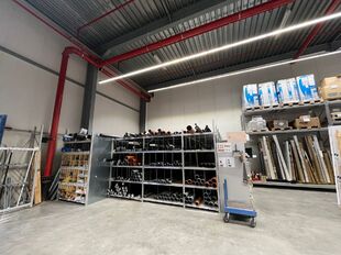 Deze kwaliteitsvolle en instapklare showroom met bijhorend magazijn en kantoorruimte is centraal gelegen in de commerciële hotspot van Wijnegem Trade Towers II.
Opdeling van de commerciële site:
- Showroom: ca. 500 m²
- Magazijn/opslagruimte: ca. 475