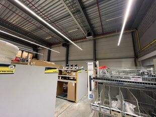 Deze kwaliteitsvolle en instapklare showroom met bijhorend magazijn en kantoorruimte is centraal gelegen in de commerciële hotspot van Wijnegem Trade Towers II.
Opdeling van de commerciële site:
- Showroom: ca. 500 m²
- Magazijn/opslagruimte: ca. 475