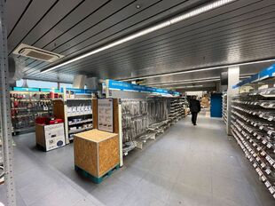 Deze kwaliteitsvolle en instapklare showroom met bijhorend magazijn en kantoorruimte is centraal gelegen in de commerciële hotspot van Wijnegem Trade Towers II.
Opdeling van de commerciële site:
- Showroom: ca. 500 m²
- Magazijn/opslagruimte: ca. 475