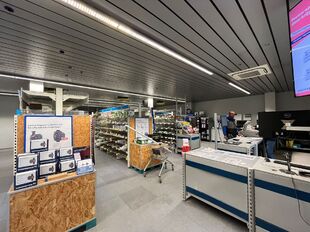 Deze kwaliteitsvolle en instapklare showroom met bijhorend magazijn en kantoorruimte is centraal gelegen in de commerciële hotspot van Wijnegem Trade Towers II.
Opdeling van de commerciële site:
- Showroom: ca. 500 m²
- Magazijn/opslagruimte: ca. 475