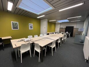 Deze kwaliteitsvolle en instapklare showroom met bijhorend magazijn en kantoorruimte is centraal gelegen in de commerciële hotspot van Wijnegem Trade Towers II.
Opdeling van de commerciële site:
- Showroom: ca. 500 m²
- Magazijn/opslagruimte: ca. 475