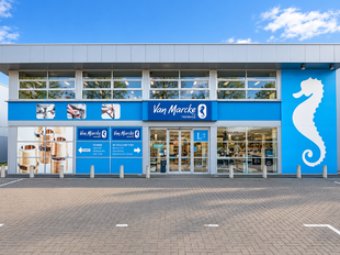 Deze kwaliteitsvolle en instapklare showroom met bijhorend magazijn en kantoorruimte is centraal gelegen in de commerciële hotspot van Wijnegem Trade Towers II.
Opdeling van de commerciële site:
- Showroom: ca. 500 m²
- Magazijn/opslagruimte: ca. 475