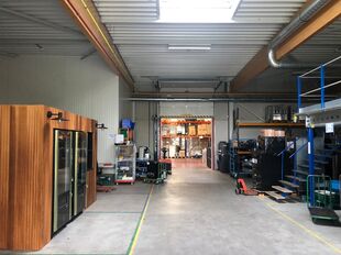 Strategisch gelegen bedrijfsgebouw in de industriezone “Terbekehof” te Wilrijk, aan de Fotografielaan en op slechts 400 meter van de op- en afritten van de A12 (Antwerpen – Brussel). Dankzij deze ligging geniet het pand van een vlotte bereikbaarheid