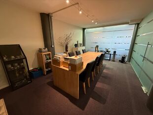 In de Kerkhofstraat te Boom bieden wij dit ruime en polyvalent gebouw aan dat wonen en werken combineert. Het pand is strategisch gelegen nabij het centrum van Boom, met winkels, scholen en openbaar vervoer op wandel- en fietsafstand. Dankzij haar ligging