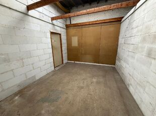 In de Kerkhofstraat te Boom bieden wij dit ruime en polyvalent gebouw aan dat wonen en werken combineert. Het pand is strategisch gelegen nabij het centrum van Boom, met winkels, scholen en openbaar vervoer op wandel- en fietsafstand. Dankzij haar ligging