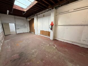 In de Kerkhofstraat te Boom bieden wij dit ruime en polyvalent gebouw aan dat wonen en werken combineert. Het pand is strategisch gelegen nabij het centrum van Boom, met winkels, scholen en openbaar vervoer op wandel- en fietsafstand. Dankzij haar ligging