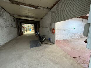 In de Kerkhofstraat te Boom bieden wij dit ruime en polyvalent gebouw aan dat wonen en werken combineert. Het pand is strategisch gelegen nabij het centrum van Boom, met winkels, scholen en openbaar vervoer op wandel- en fietsafstand. Dankzij haar ligging